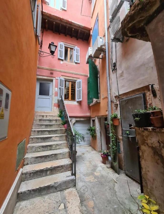 Apartment City Walls In Old Town Of 로비니 외부 사진
